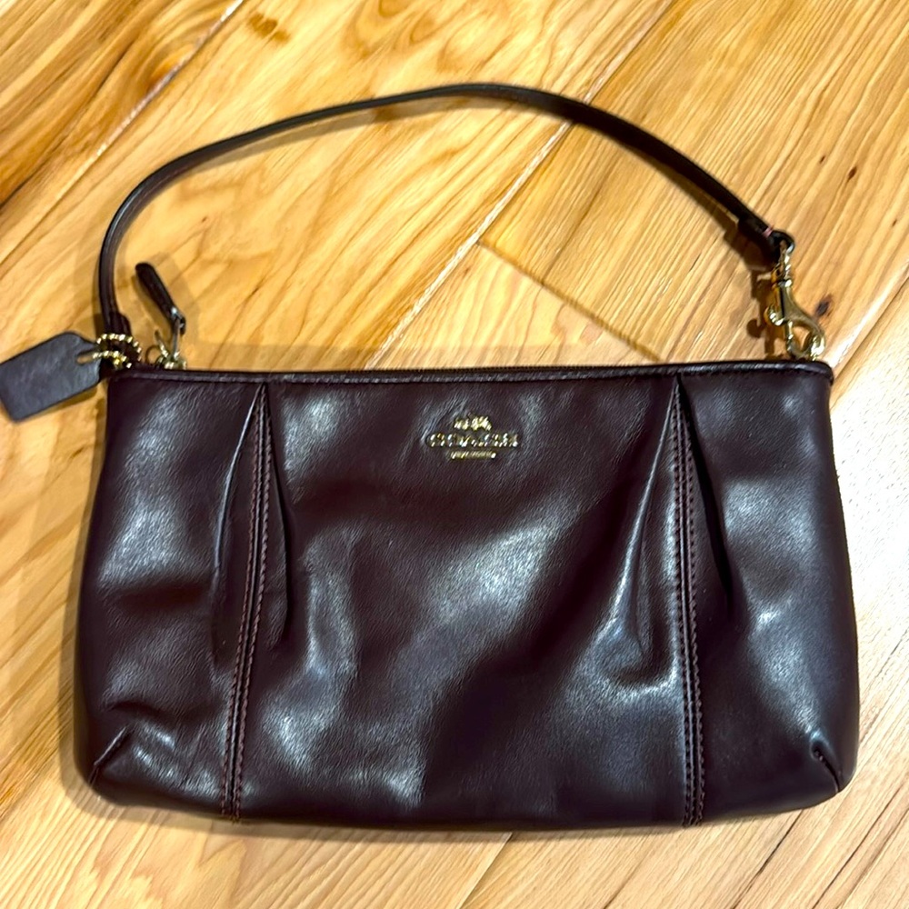 COACH F64369 Colette zip top clutch Burgundy like new 6 card  1 large pocket